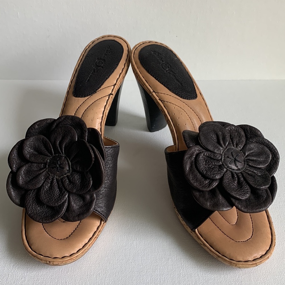 Børn Leather Flower Sandal with 4 Inch Heel—Size 10/42